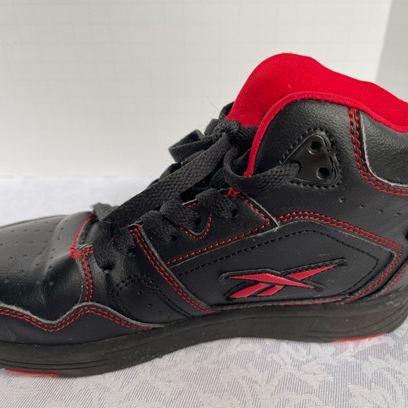 Reebok Youth Basketball Court Shoe. PreOwned. Great condition as shown. SZ 3. - Picture 7 of 12